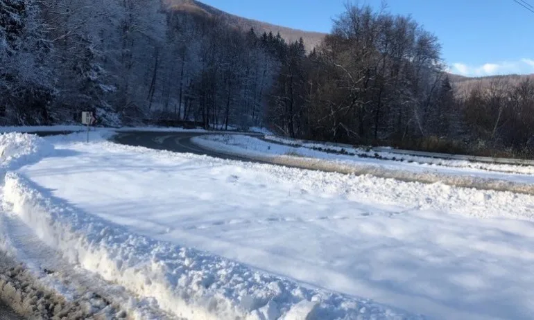 Заради очаквания снеговалеж: 1200 души и 300 машини са на терен - Tribune.bg