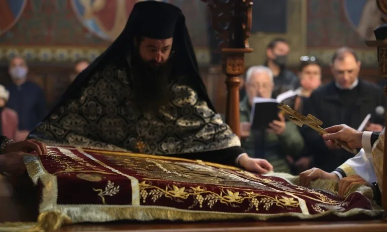 Миряни се поклониха на светата Плащаница в храм Света Неделя (СНИМКИ) - Tribune.bg