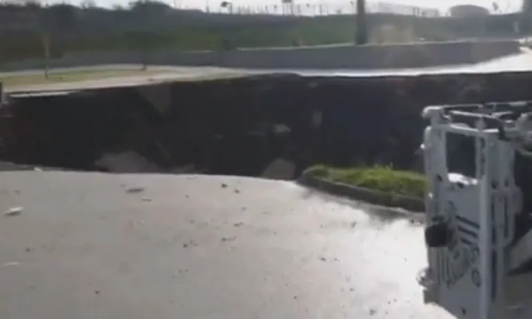 Огромен кратер погълна коли пред болница в Неапол (ВИДЕО) - Tribune.bg