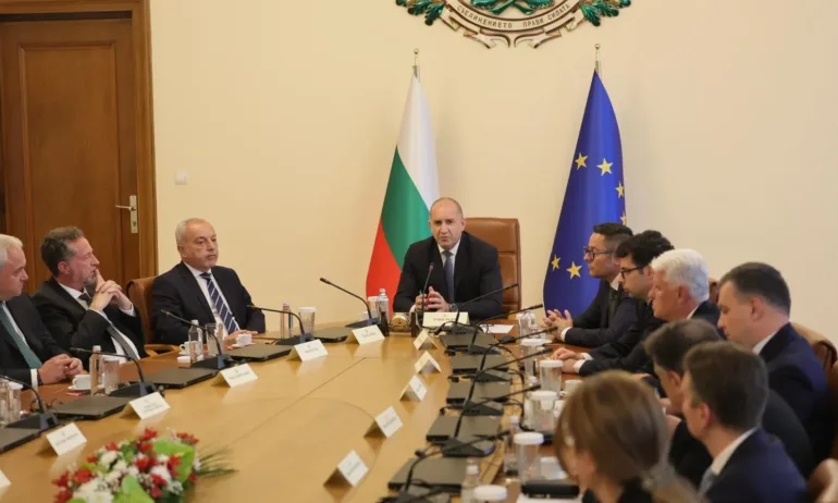 Радев: За първи път 5 вертолета с подготвени екипажи, както и самолет Спартан, са в пълна готовност за гасене на пожари - Tribune.bg