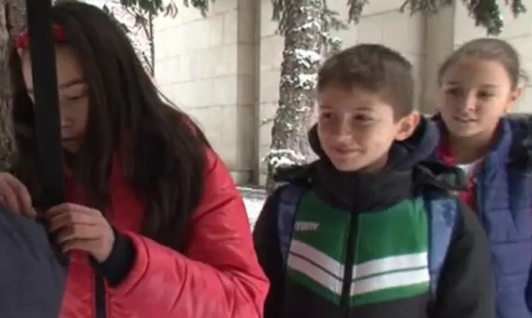 Добри деца! Петокласници намериха и върнаха чанта с документи и пари - Tribune.bg