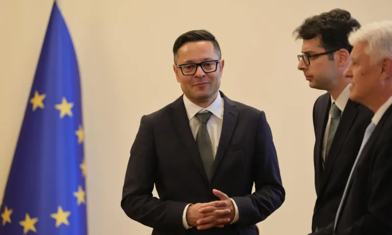 Министърът на икономиката временно спря всички плащания от дъщерни дружества и обществени поръчки - Tribune.bg