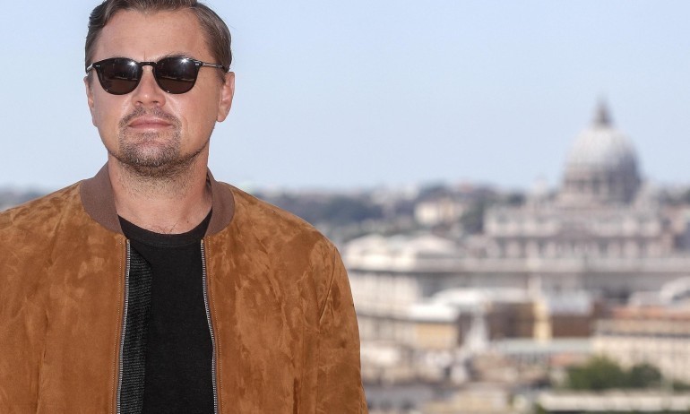 Леонардо ди Каприо скочил в ледено езеро, за да спаси две кучета - Tribune.bg