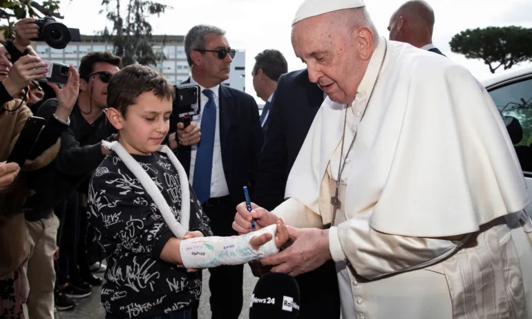 Папа Франциск е изписан от болницата - Tribune.bg