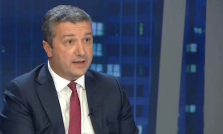 Драгомир Стойнев: Мая Манолова е закърмена в левицата - Tribune.bg