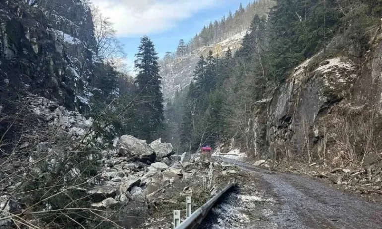Опасно срутище по пътя Велинград-Сърница, възможно е частично бедствено положение - Tribune.bg