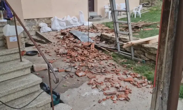 Застрахователи бавят ремонта на пострадали къщи след бурята във Великотърновско 