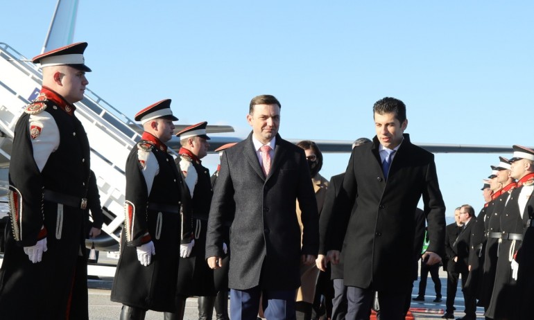 Външният министър, а не премиерът на РСМ посрещна Петков на летището в Скопие - Tribune.bg