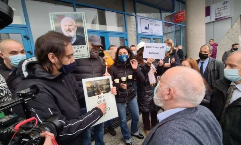 Синдикати посрещанаха Франс Тимерманс с протест - Tribune.bg