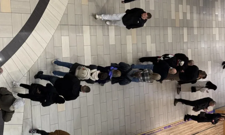 Въпреки всички предупреждения, че няма нужда да се обменя евро: Опашки се вият пред обменните бюра - Tribune.bg