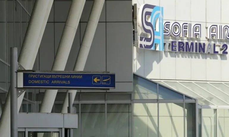 Самолет кацна извънредно на Летище София, жена е починала на борда - Tribune.bg
