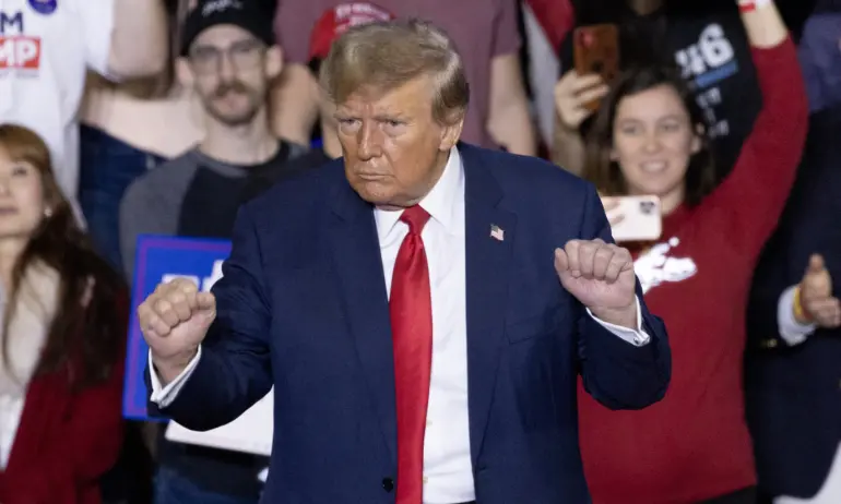 Тръмп танцува преди края на предизборния си митинг в Манчестър, Ню Хемпшир - 23.01.2024 г. - Tribune.bg