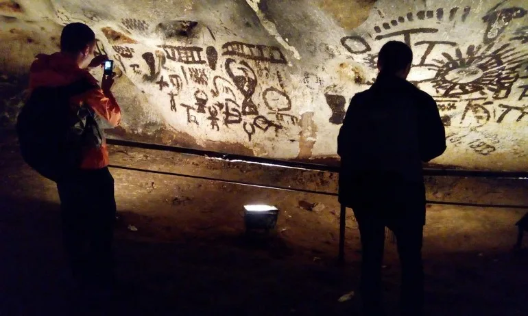 Кметът на Белоградчик: Фалшива новина е, че са унищожени скални рисунки в пещерата Магура - Tribune.bg