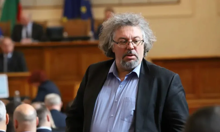 Манол Пейков заплаши да спре да издава Бойка Асиова заради пост на дъщеря ѝ във Фейсбук - Tribune.bg