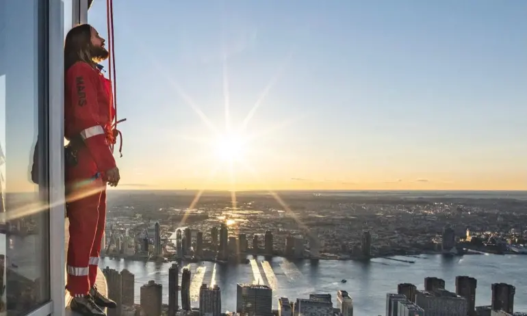 Джаред Лето изкачи Емпайър Стейт Билдинг, за да обяви турнето си - Tribune.bg