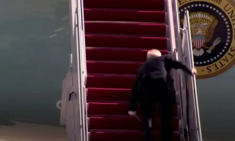 Байдън се чувства добре, след като залитна, докато се качваше в президентския самолет - Tribune.bg