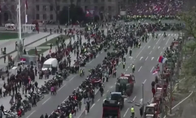 Ескалация: Жива верига от ветерани пред парламента на Белград, блокиран е градският транспорт, кола се вряза в протестиращите - (ОБНОВЯВА СЕ/ВИДЕО) - Tribune.bg