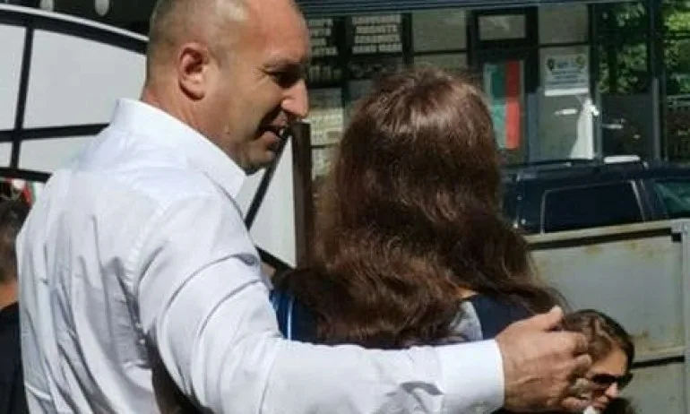 Петя от Плевен с любовно обяснение към Радев (СНИМКИ) - Tribune.bg