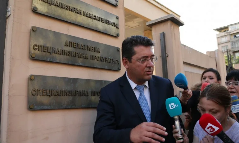 В кабинета на Узунов в Президенството: Документи от НС, МВР, КПКОНПИ, Прокуратура - Tribune.bg