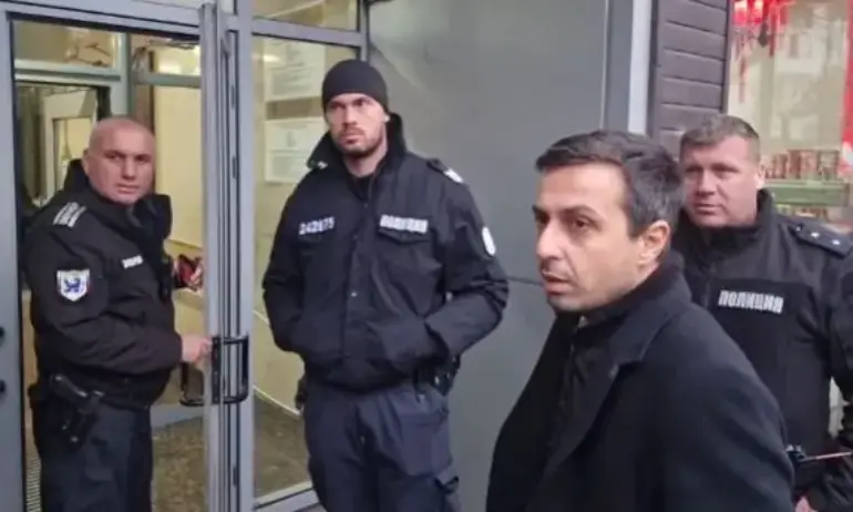 Деян Николов от Възраждане влезе в Областната управа: Другият път ще дойдем 500 души и ще изпотрошим всичко (ВИДЕО) - Tribune.bg