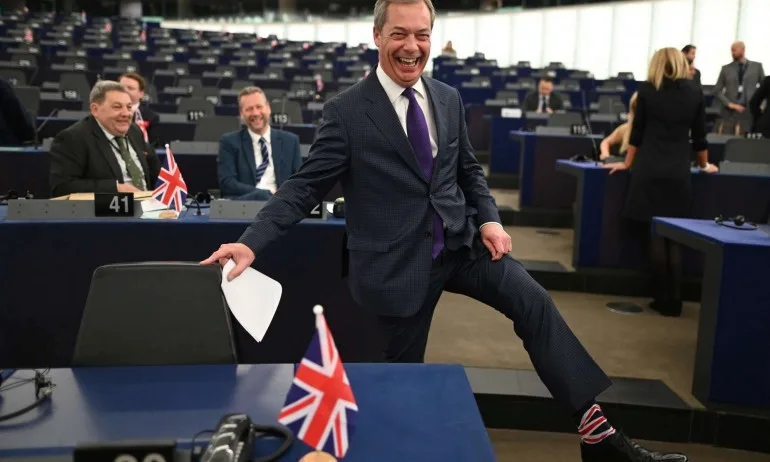 СНИМКА НА ДЕНЯ – Фараж се похвали с чорапи с британския флаг - Tribune.bg