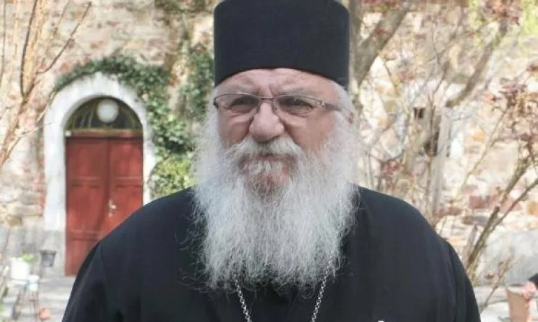 Мъж намушкан с нож в приюта на отец Иван, свещеникът също е ранен - Tribune.bg