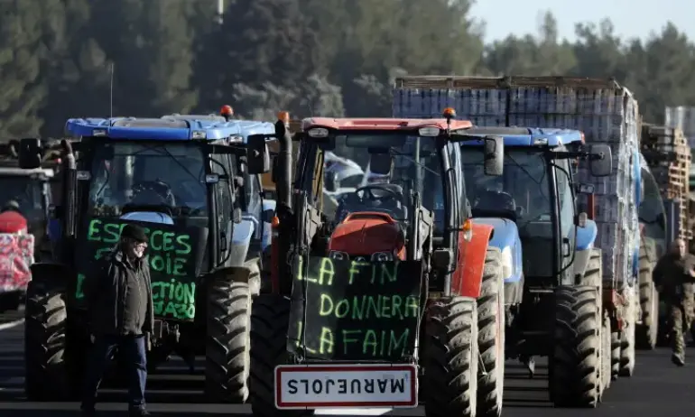 Френски фермери блокираха магистрали около Париж - Tribune.bg