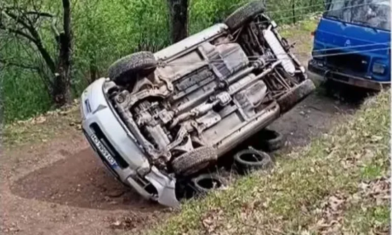 Заради дупка на пътя: Жена пропадна в пропаст - Tribune.bg