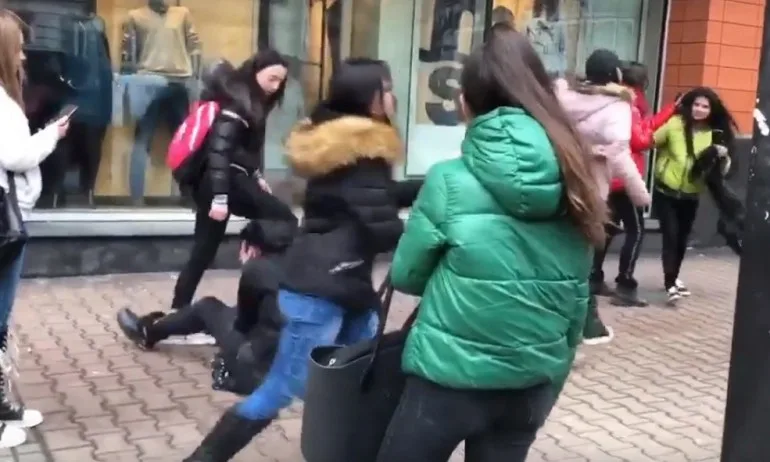 9 ученички си организирали бой и снимки (ВИДЕО) - Tribune.bg