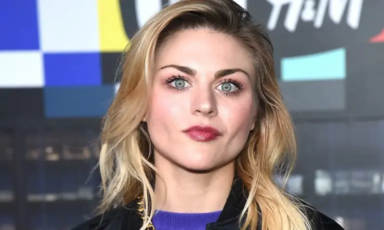 Дъщерята на Кърт Кобейн се омъжи за сина на легендарен скейтбордист - Tribune.bg