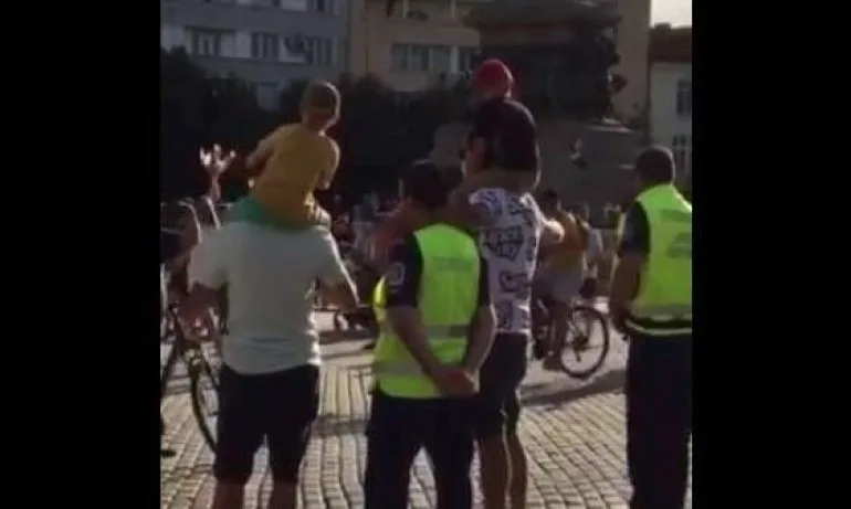 Пазете полицаите и ще получите добро отношение - Tribune.bg