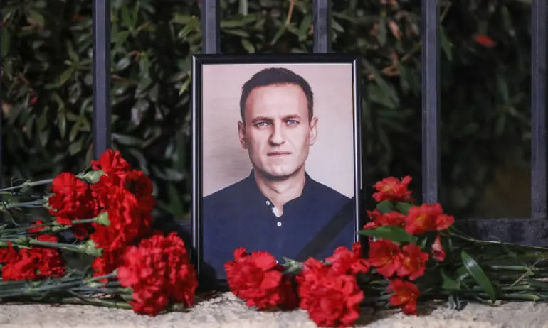 Скръб, предизвикателство и надежди след смъртта на Алексей Навални - Tribune.bg