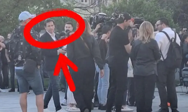 Какво прави пиарът на Промяната при медиите на протест? (СНИМКИ) - Tribune.bg