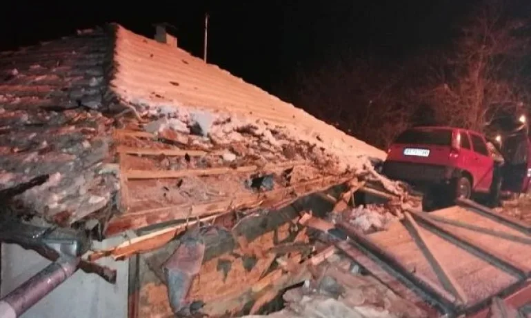 Кола прелетя над покрив и кацна върху друг - Tribune.bg