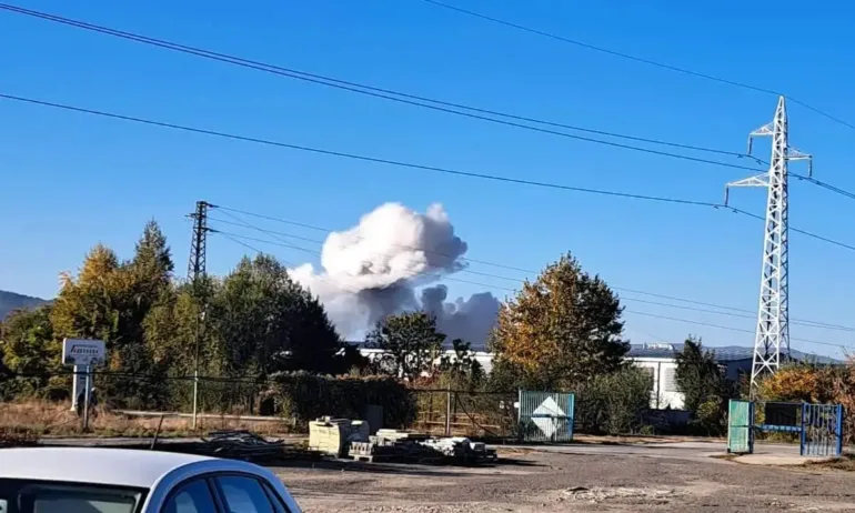 Силен взрив избухна тази сутрин в завод Арсенал в Казанлък.От