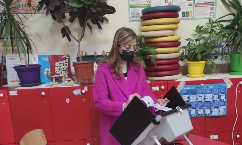 Екатерина Захариева - Гласувах за България. За хора, които знаят как да я изкарат от безпрецедентната криза - Tribune.bg