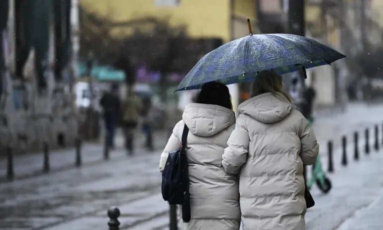 Температурите падат: Жълт код за значителни валежи в 14 области в петък - Tribune.bg