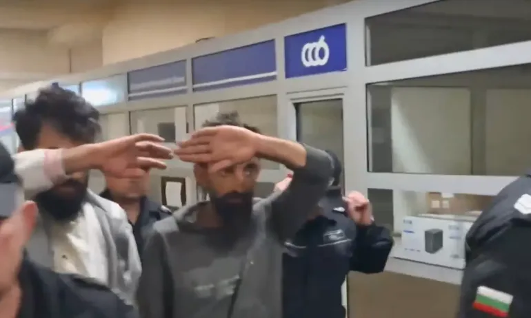 Двама сирийци отвлякоха и се гавриха с нигерийски бежанци в село до Харманли - Tribune.bg