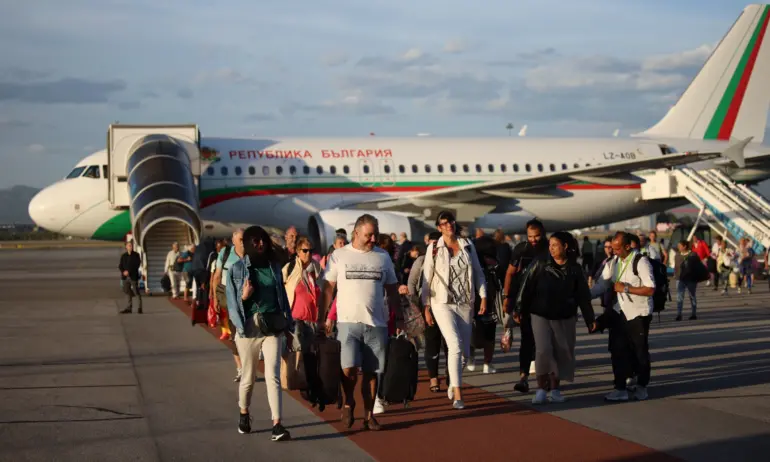 Правителственият Еърбъс с евакуирани българи от Израел кацна на летището в София - Tribune.bg