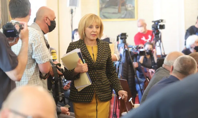 Представлението на Мая Манолова – радост за наивници - Tribune.bg