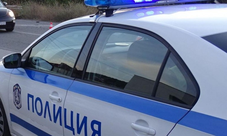 Екшън в Благоевградско: Мъж скочи с брадва срещу деца и полицаи - Tribune.bg