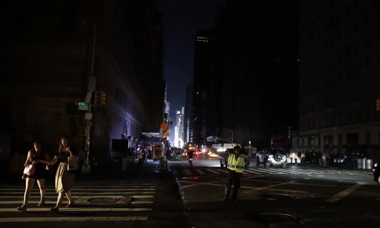 Пет часа Ню Йорк бе на тъмно - Tribune.bg