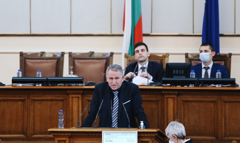 Поръчките на тестове за учениците скара Кацаров и Балтов в планарната зала - Tribune.bg