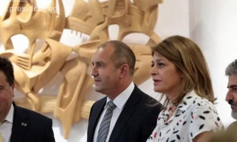 Деси Радева си изми ръцете – служител на посолството се престарал и разпращал покани от нейно име - Tribune.bg