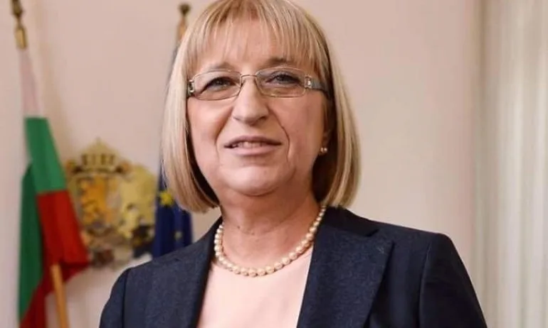 Цачева разпореди проверка на бонусите в Агенцията по вписвания - Tribune.bg