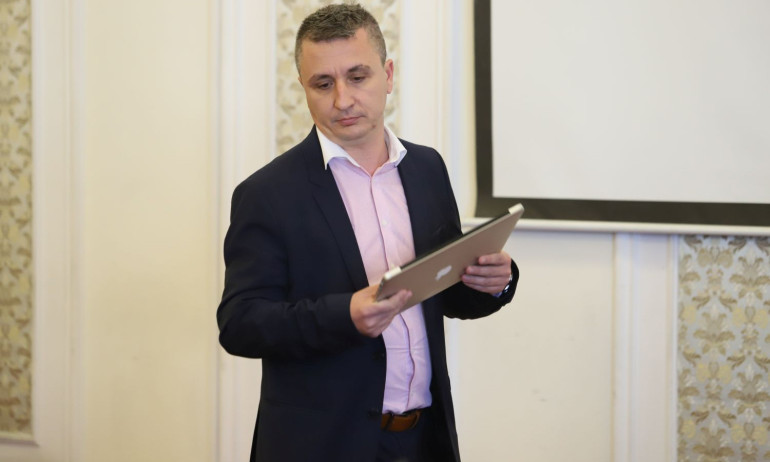 Александър Николов е депозирал оставката си - Tribune.bg