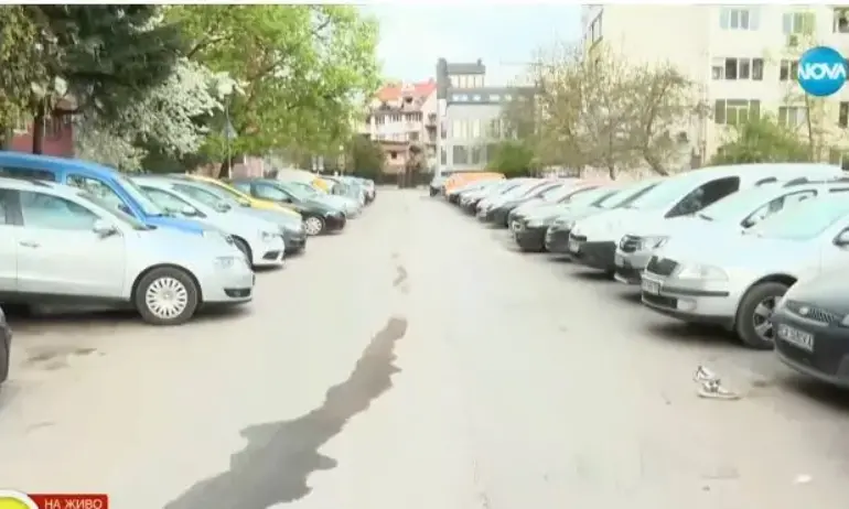 Пиян с бус помете паркирани коли в столичния квартал Люлин - Tribune.bg