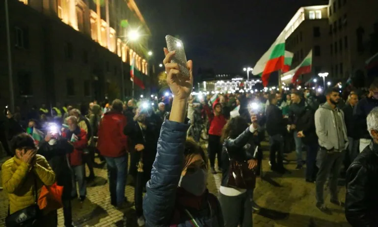 Великото народно въстание приключи безславно: Дъждът спря речта на ирландската Манолова - Tribune.bg