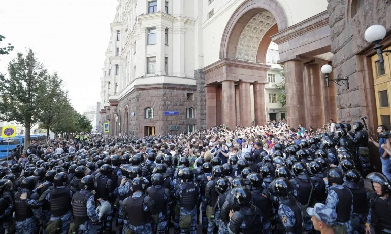 Полицията в Москва задържа стотици опозиционери (СНИМКИ) - Tribune.bg