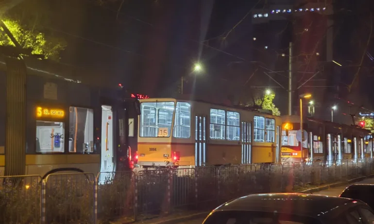 Катастрофа край Руски паметник блокира движението на трамваи - Tribune.bg